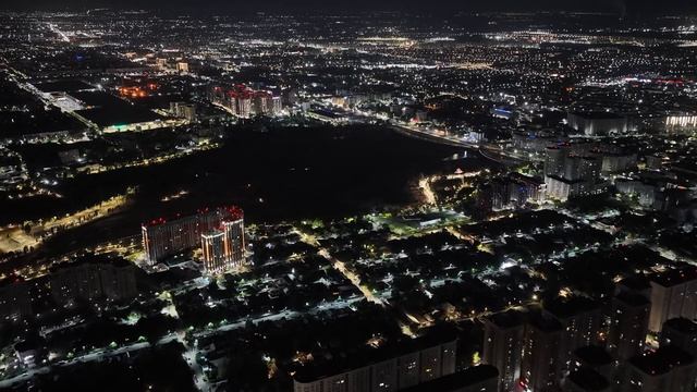 Mavic 4 Pro - 4K видео ночного города.