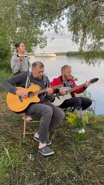 На теплоходе музыка играла, но «Кладовой» она не помешала)