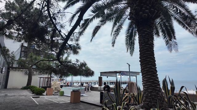 Центральные пляжи Адлера в утреннее время