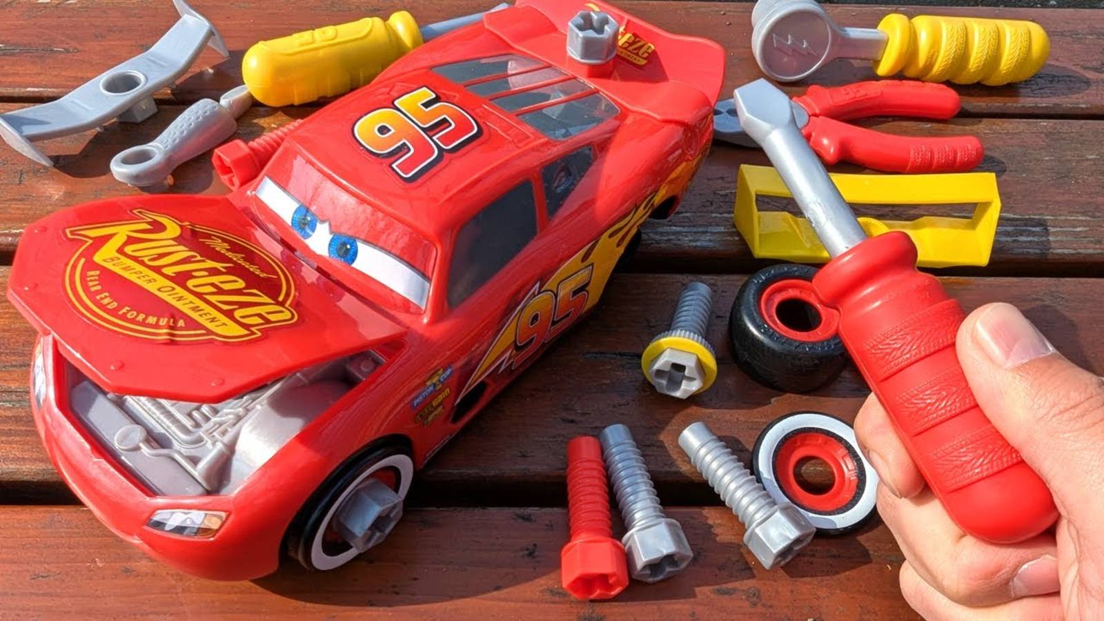 Молния Маквин сломался помогаем собирать вместе