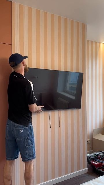 Как повесить телевизор в спальне на наклонный кронштейн. Samsung  50 QN70F #телевизор #кронштейн