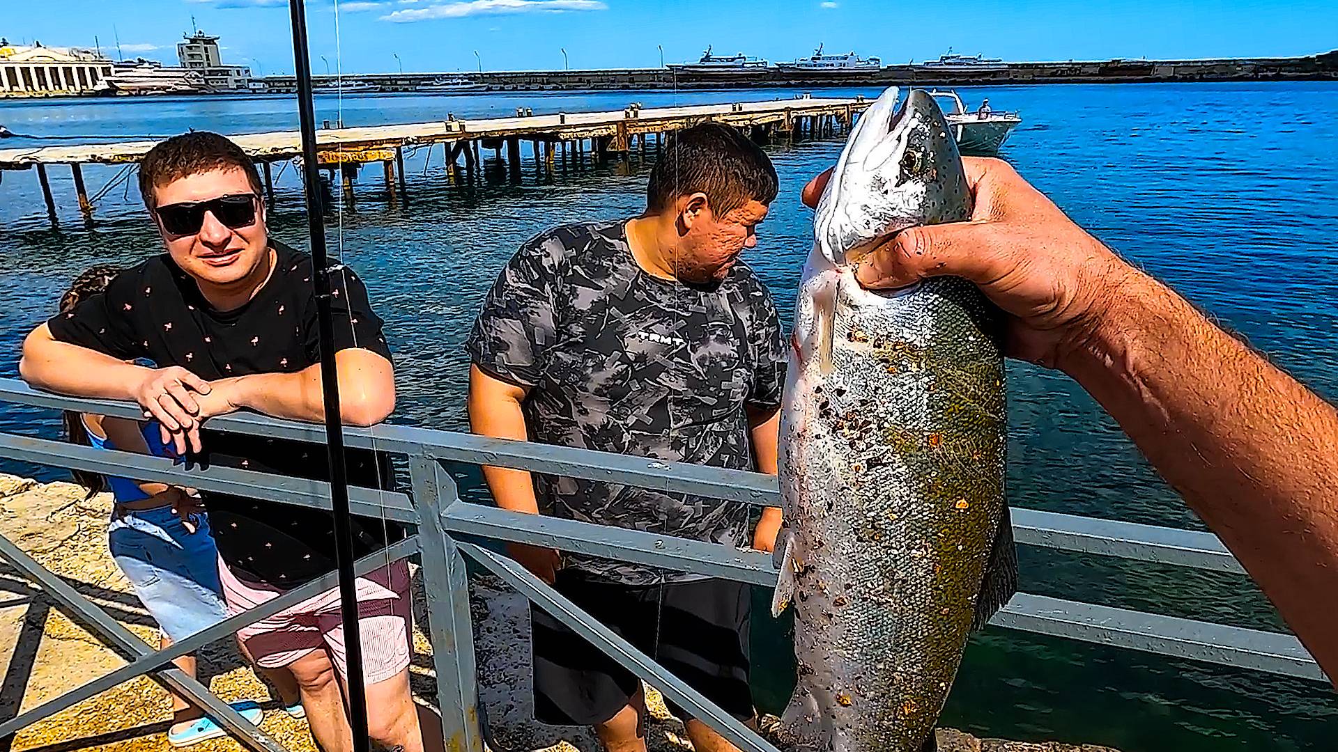 Что можно словить на набережной в Ялте. Рыбалка в черном море. Ловля сбежавшей форели