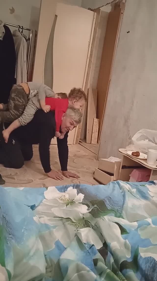 Малыши на дедушке верхом.  Скачи наша лошадь.