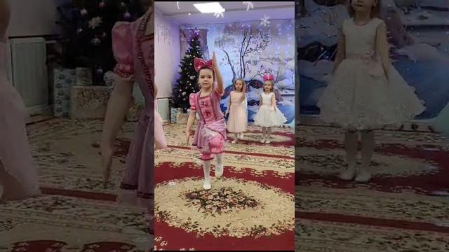 Первые пробы танцевать... Маша старается.