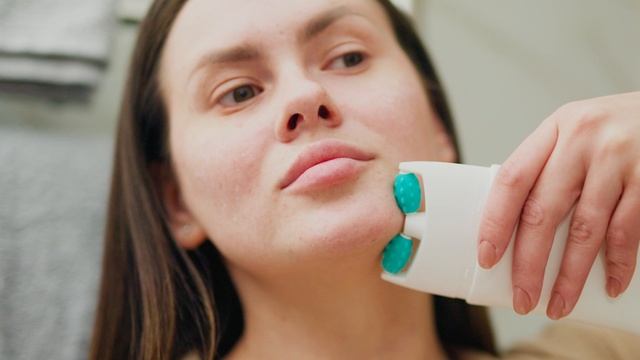 Крем-роллер для моделирования линии подбородка и шеи