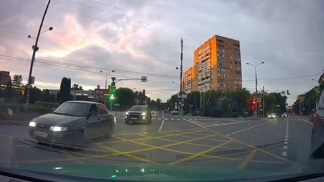 На красный и плевать ему на ПДД.