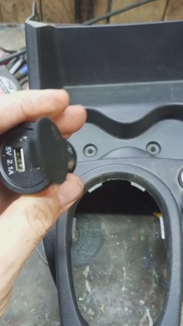 Установка дополнительной зарядки в салон Лада Ларгус Кросс.