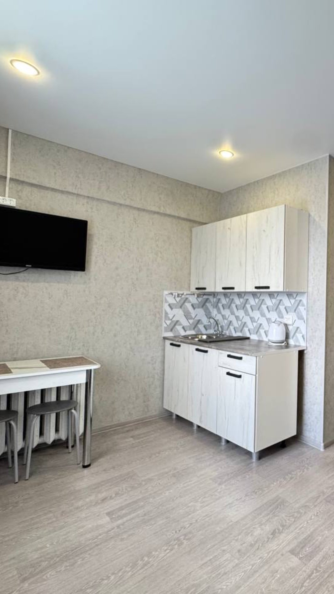 студия -Октябрьский проспект, 83