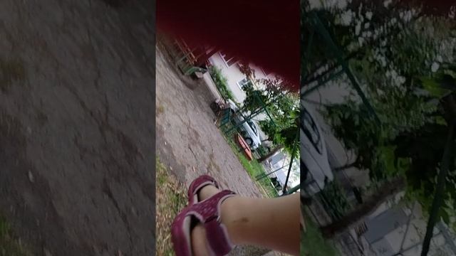 Как залезать на турник От моего лица. *засунула телефон в шорты* я Кепчукавая