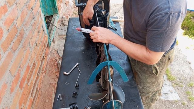 Замена оси поворотного узла лодочного мотора.