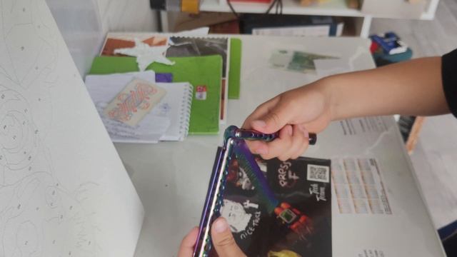 делаю трюки с ножом бабочкой