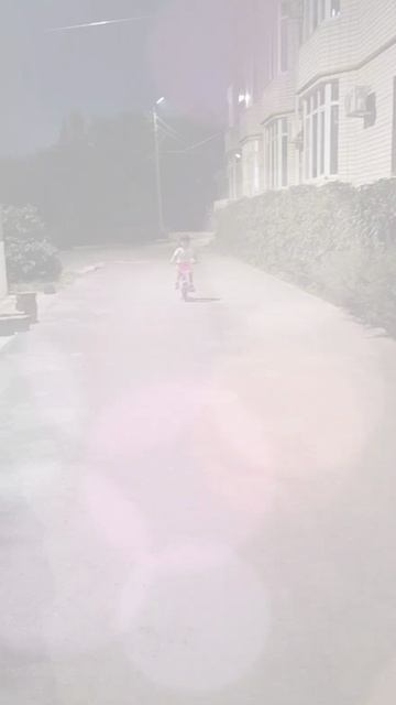 Настя смело стартует: первые шаги на двухколесном велике