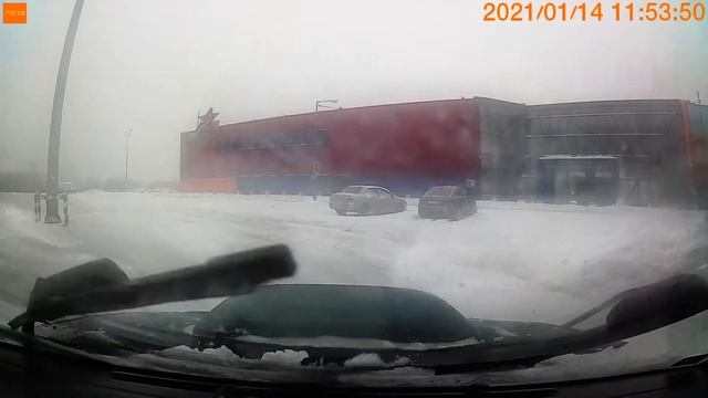 Бочком на парковке Ашана.