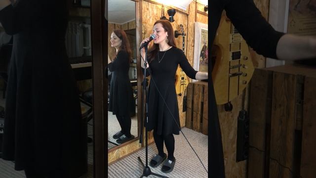 Ася: педагог по вокалу/фортепиано ДАНО