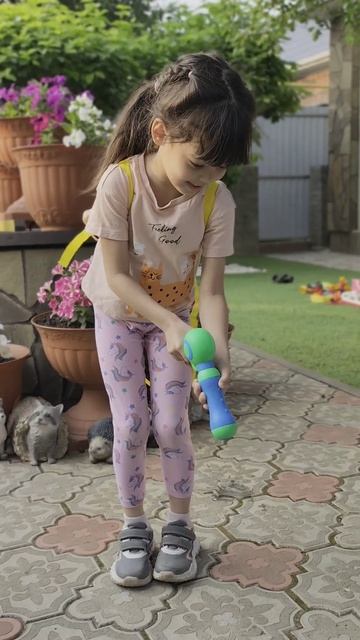 У Насти новый водный пистолет