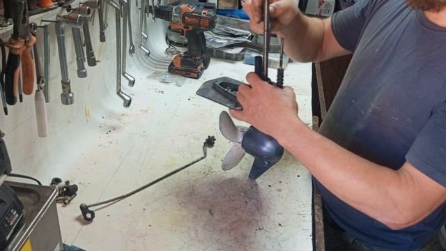 Замена помпы охлаждения лодочного мотора.