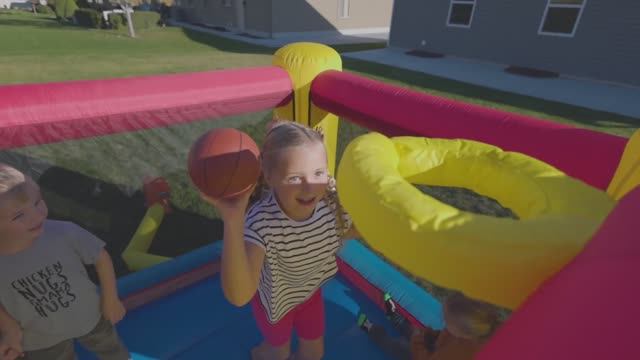 Happy Hop - лучшие надувные батуты для детей