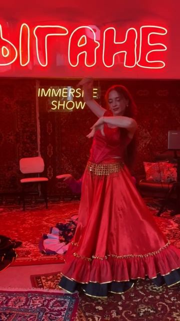 Красивая цыганка танцует