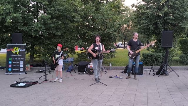 Уличные музыканты группа Кино - когда твоя девушка больна