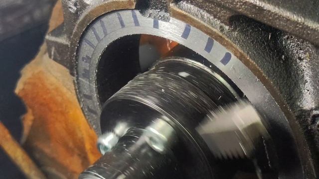 Станок для обработки опорного места упорных полуколец в блоке двигателя.