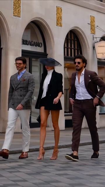 женщина идёт по улице.mp4