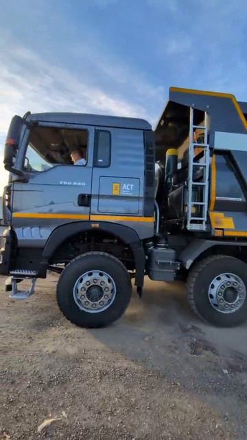 Передача  самосвала HOWO в оттенке 