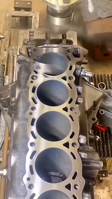 Фрезеровка блока цилиндров V6 двс #music #shevavaz #гбц #двс #двигатель #v6