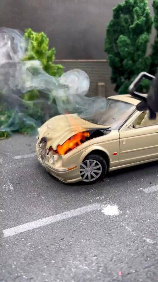 Авария игрушечных машинок Ремонтируем вместе