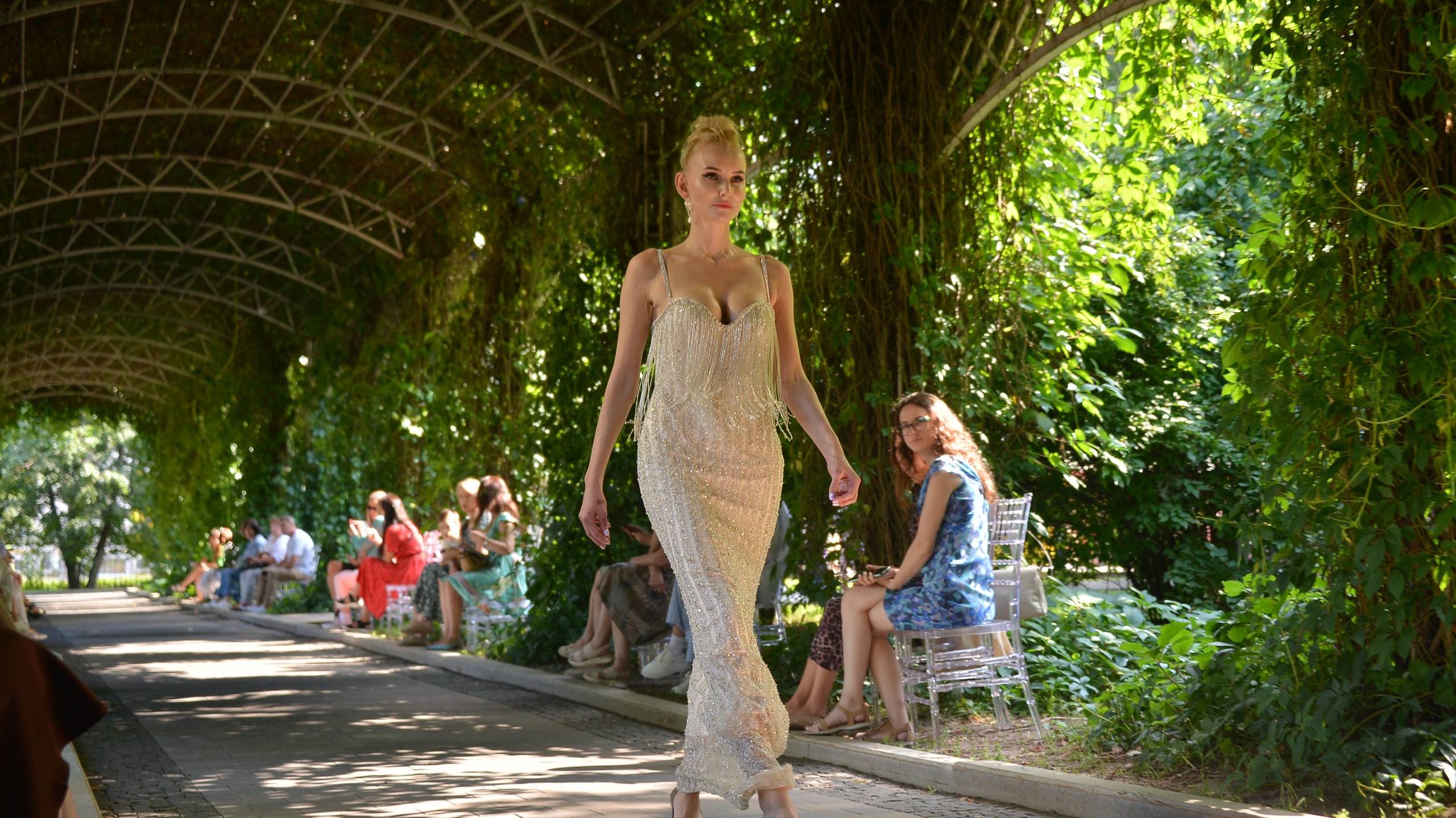 Прогулка по Москве. Модное дефиле в саду баумана.