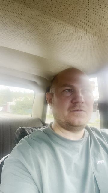 Вспомнил старые добрые времена, когда ездили на классических автомобилях. Я на ВАЗ 2106!