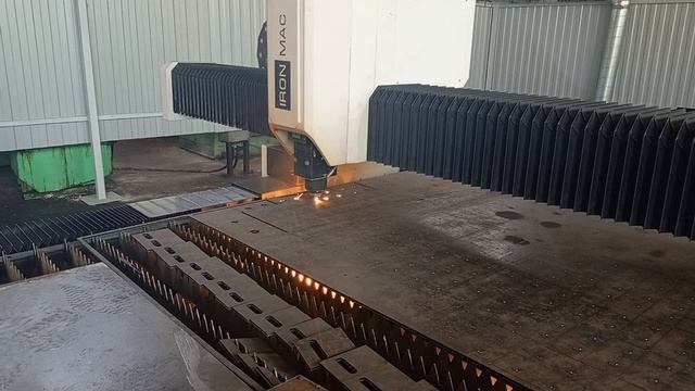 Лазер режет заготовки для нового изделия