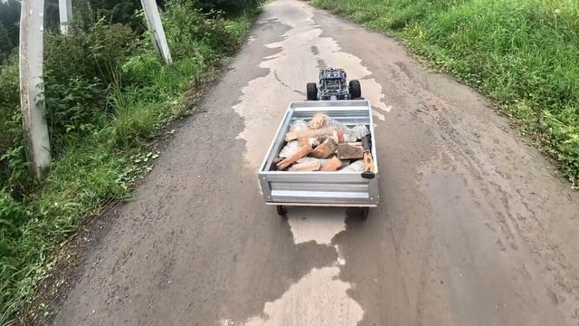 Traxxas X-maxx тащит прицеп с дровами