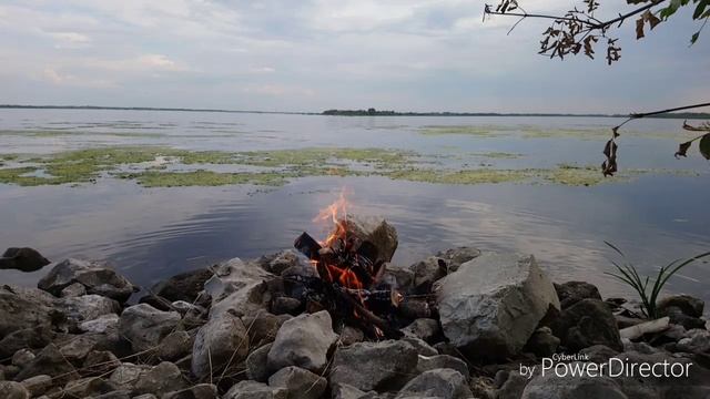 Костёр на берегу
