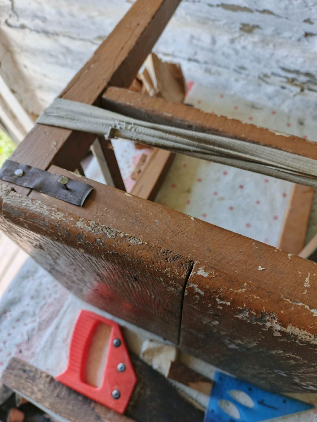 Кир  10 лет ремонтирует табуретку.