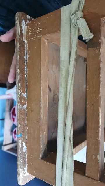 расшатанный табурет скрепил.