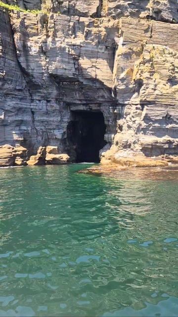 Грот на мысе Тобизина смотрим в рамках  морских прогулок вокруг о. Русский