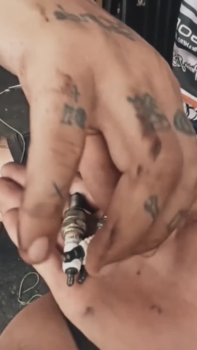 Técnica Colombiana Para Revisar Las Bujías. . . . #mecanicaautomotriz #mecanica #solotravel