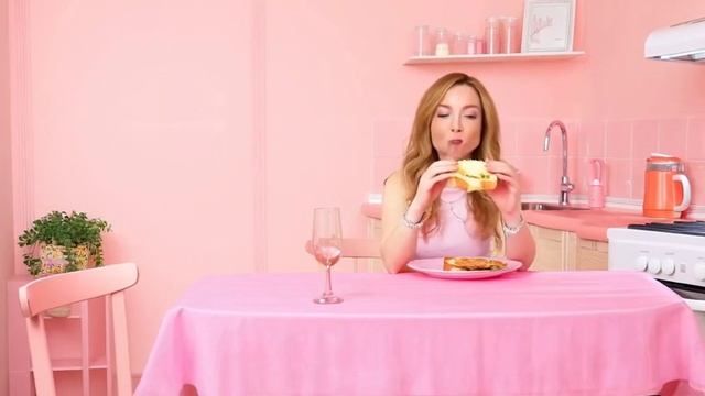Девушка ест бутерброд в розовой кухне (Qwen Chat)