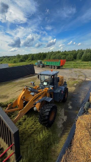 Трамбовка силоса фронтальным погрузчиком LONKING ZL50GC-AGRI