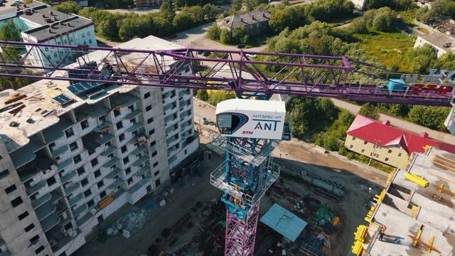 Башенный кран 10-тонник ZTM на строительстве в Мурманске