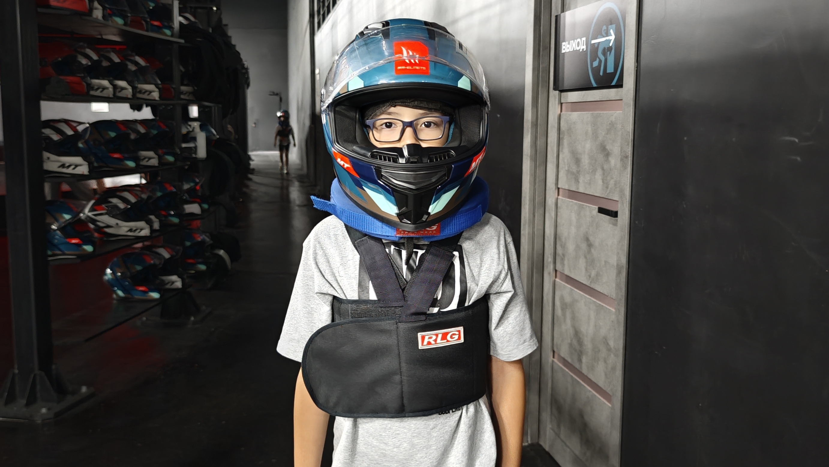 Артём на картинге.