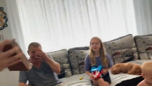 Алина и Юля привезли подарки из Сочи.02.03.25