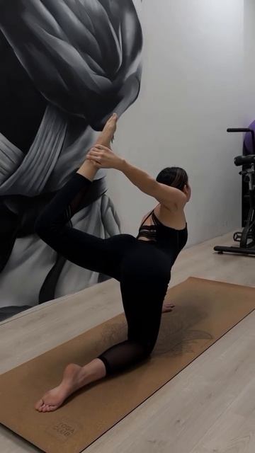 Преподавала йогу к бойцовском клубе