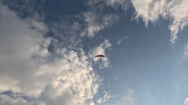 Параплан улетает в закат