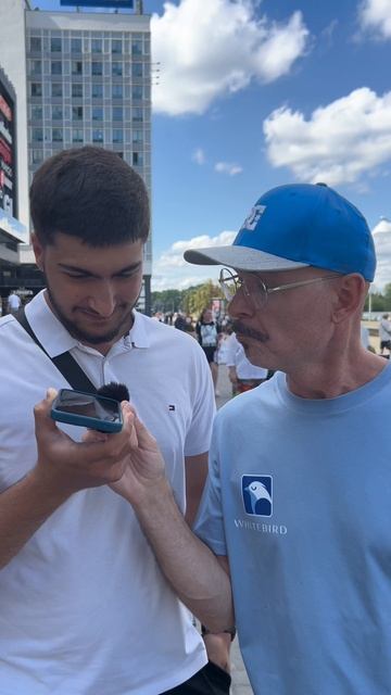 Проверяем доверие: парень просит у девушки 100 рублей!