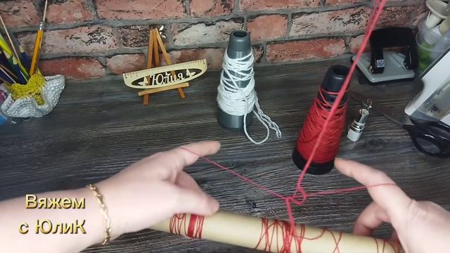 Показываю как размотать несколько нитей в одну