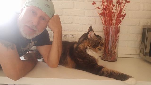 Это Обращение к Подписчикам и Гостям Канала Мейн-Кун Лоря  на Ютубе (там миллионы поклонников )