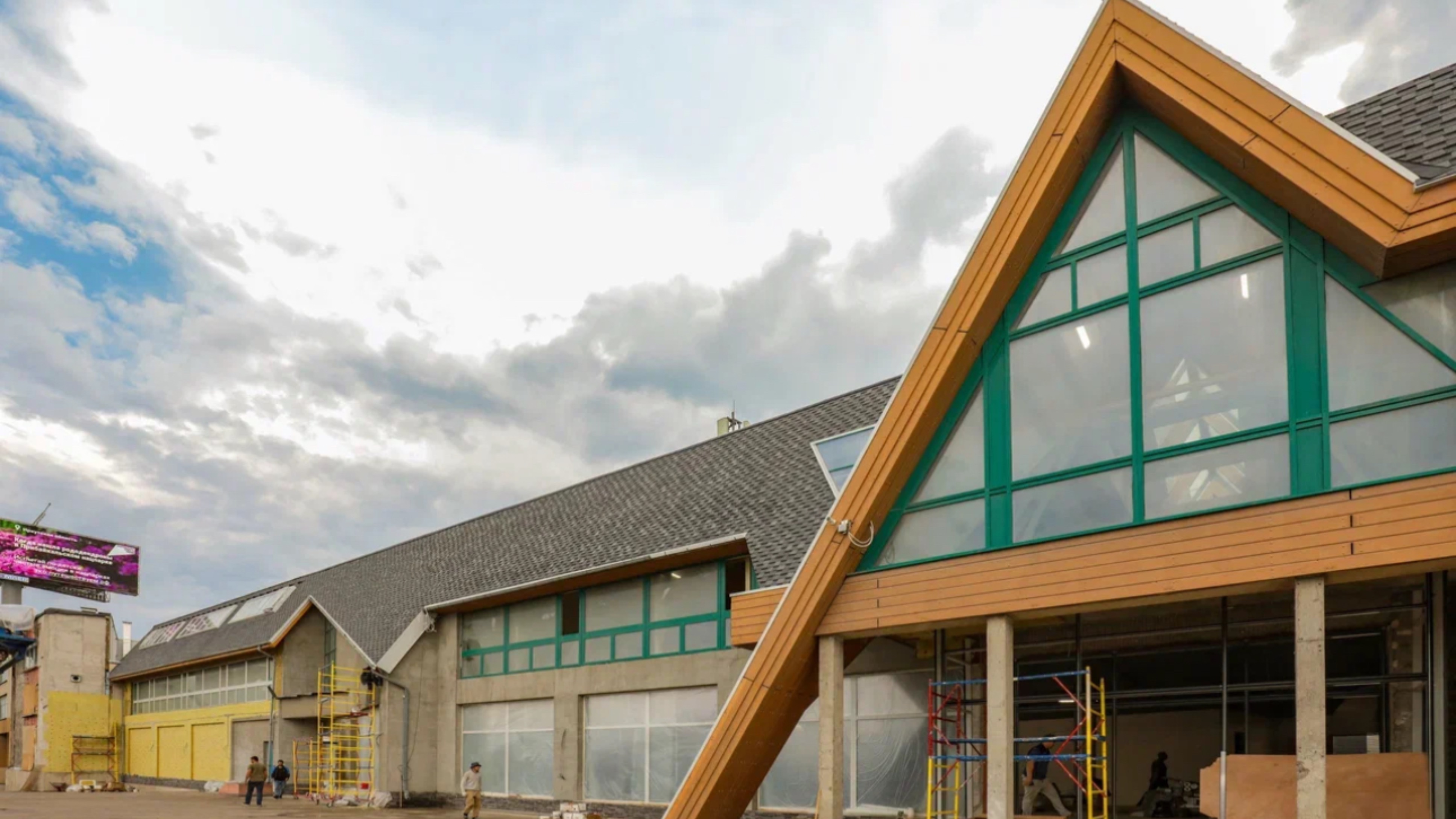 Продается Автосалон премиум класса, Москва , первая линия МКАД.