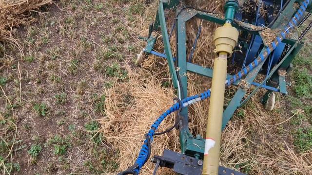 Самодельный трактор и пресподборщик в работе