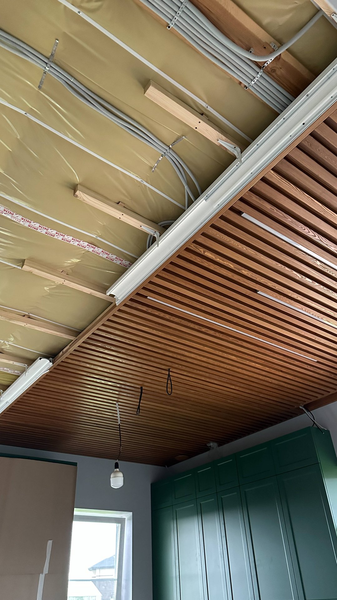 Работа мастера: комбинируем натяжной и реечный потолок.